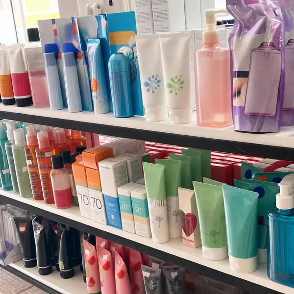 Prateleiras de skincare e cosméticos da Vaske